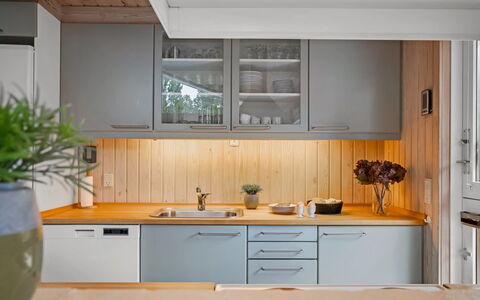 Anneke - 2Km from the Sea: Küche, Countertop, Küchengerät, Cabinetry, Möbel, Interior Design, Major Appliance, Flooring, Holz, Spüle