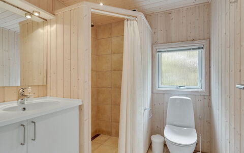 Anneke - 2Km from the Sea: Flooring, Fussboden, Holz, Armatur, Interior Design, Decke, Badezimmer, Sinken, Zimmer, Bad Sink