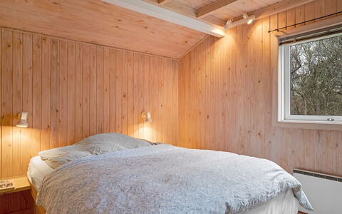 Anneke - 2Km from the Sea: Schlafzimmer, Holz, Decke, Bett, Interior Design, Bettdecke, Bedding, Zimmer, Zuhause, Flooring