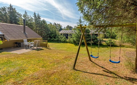 Maritha - 950M from the Sea: Gras, Strauch, Grundstueck, Schatten, Hütte, Garten, Rasen, Landscaping, Wiese, Gartenbauten