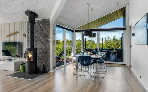 Danila - 600M from the Sea: Holz, Flooring, Fussboden, Zuhause, Möbel, Holzboden, Decke, Stuhl, Hartholz, Wohnzimmer