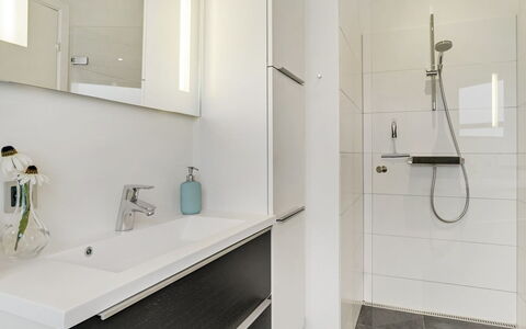 Danila - 600M from the Sea: Interior Design, Flooring, Badezimmer, Armatur, Bad Sink, Fussboden, Badezimmerschrank, Sinken, Spiegel, Zapfhahn