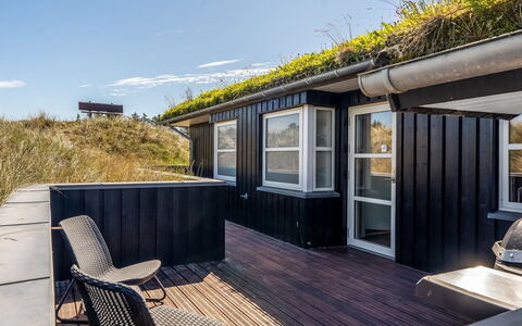 Danila - 600M from the Sea: Holz, Hartholz, Planke, Holzbeize, Deck, Holzboden, Schatten, Balkon, Stuhl, Daylighting