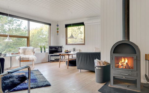 Antoinetta - 900M from the Sea: Flooring, Holz, Möbel, Feuerstelle, Fussboden, Interior Design, Wohnzimmer, Holzofen, Decke, Holzboden