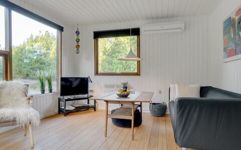 Antoinetta - 900M from the Sea: Flooring, Interior Design, Holz, Couch, Möbel, Wohnzimmer, Fussboden, Decke, Holzboden, Zimmer