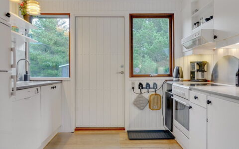 Antoinetta - 900M from the Sea: Flooring, Interior Design, Holz, Küche, Küchengerät, Countertop, Fussboden, Major Appliance, Decke, Möbel