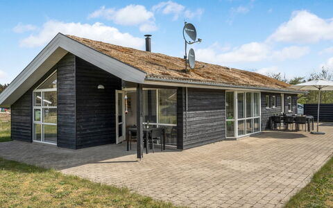 Frerich - 1.5Km from the Sea: Haus, Zuhause, Tür, Dach, Hütte, Estate, Garten, Schatten, Abstellgleis, Garten