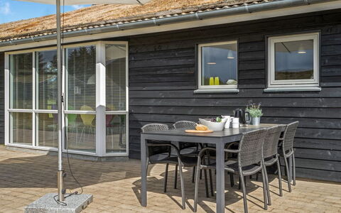 Frerich - 1.5Km from the Sea: Haus, Zuhause, Tür, Dach, Hütte, Estate, Garten, Schatten, Abstellgleis, Garten