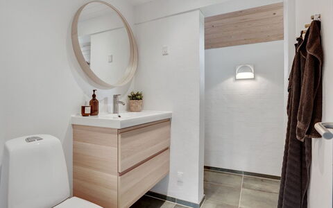 Kadife - 750M from the Sea: Flooring, Interior Design, Fussboden, Badezimmerschrank, Armatur, Badezimmer, Installation, Zapfhahn, Spiegel, Cabinetry