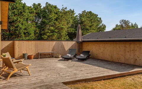 Kadife - 750M from the Sea: Holz, Holzboden, Hartholz, Deck, Verbundwerkstoff, Planke, Holzbeize, Hinterhof, Schatten, Garten