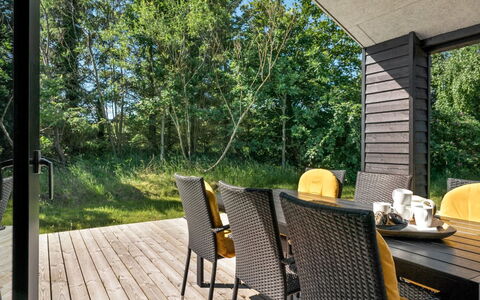 Ilmarinen - 561M from the Sea: Möbel, Stuhl, Grundstueck, Gartenmöbel, Hartholz, Tisch Im Freien, Küche & Esszimmer Tisch, Schatten, Garten, Eco Hotel