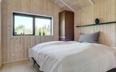 Ilmarinen - 561M from the Sea: Holz, Schlafzimmer, Interior Design, Bett, Decke, Flooring, Fussboden, Bedding, Zuhause, Zimmer