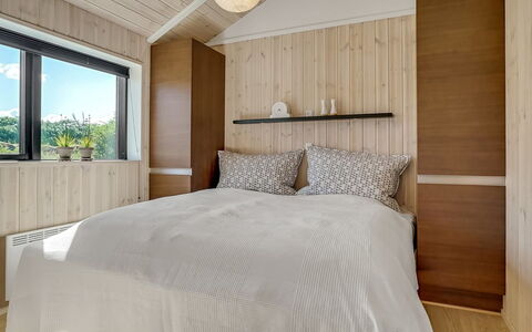 Ilmarinen - 561M from the Sea: Bett, Möbel, Interior Design, Schlafzimmer, Flooring, Holz, Fussboden, Decke, Bettdecke, Bedding