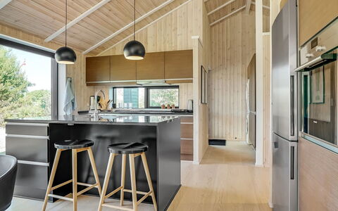 Ilmarinen - 561M from the Sea: Küche, Holz, Flooring, Countertop, Interior Design, Decke, Möbel, Küchengerät, Holzboden, Fussboden