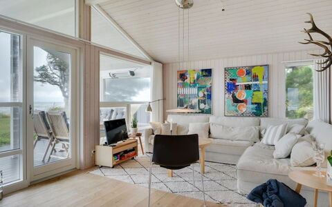 Pascal - 25M from the Sea: Holz, Interior Design, Flooring, Wohnzimmer, Möbel, Fussboden, Holzboden, Couch, Zuhause, Decke