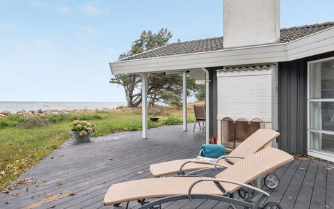 Pascal - 25M from the Sea: Gartenmöbel, Möbel, Stuhl, Deck, Veranda, Hartholz, Holzboden, Sonnenliege, Schatten, Tisch Im Freien
