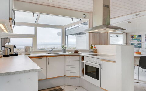 Pascal - 25M from the Sea: Interior Design, Küche, Flooring, Countertop, Decke, Küchengerät, Cabinetry, Fussboden, Haushaltsgerät, Möbel