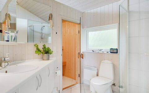 Pascal - 25M from the Sea: Armatur, Flooring, Interior Design, Holz, Fussboden, Sinken, Decke, Bad Sink, Badezimmer, Badezimmerschrank
