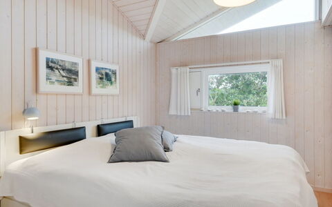 Pascal - 25M from the Sea: Schlafzimmer, Interior Design, Holz, Bett, Decke, Flooring, Fussboden, Bettdecke, Zuhause, Möbel
