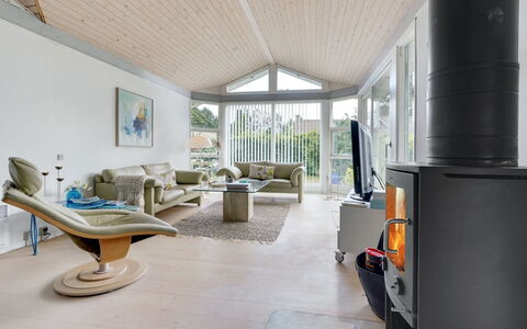 Elva - 150M from the Sea: Möbel, Interior Design, Flooring, Fussboden, Holz, Decke, Couch, Wohnzimmer, Zuhause, Beleuchtung