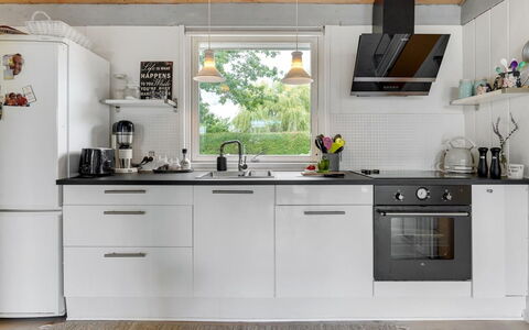 Elva - 150M from the Sea: Küchengerät, Küche, Countertop, Cabinetry, Möbel, Major Appliance, Haushaltsgerät, Herd, Interior Design, Flooring