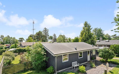 Elva - 150M from the Sea: Haus, Dach, Wohngebiet, Strauch, Zuhause, Hütte, Ground, Estate, Garten