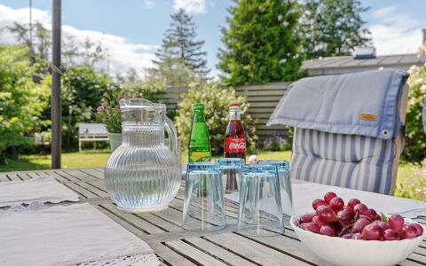 Elva - 150M from the Sea: Möbel, Gartenmöbel, Stuhl, Tabelle, Tisch Im Freien, Küche & Esszimmer Tisch, Schatten, Regenschirm, Terrasse, Garten