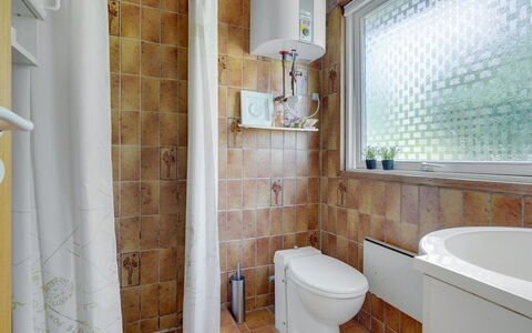 Elva - 150M from the Sea: Badezimmer, Toilleten Sitz, Armatur, Wand, Toilette, Flooring, Fussboden, Interior Design, Installation, Zapfhahn