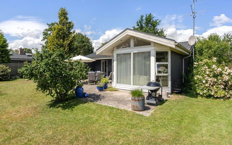 Elva - 150M from the Sea: Haus, Strauch, Dach, Zuhause, Wohngebiet, Hütte, Garten, Estate, Rasen, Gartenbauten