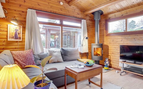 Agda - 100M from the Sea: Holz, Möbel, Interior Design, Flooring, Wohnzimmer, Zuhause, Fussboden, Haus, Zimmer, Couch