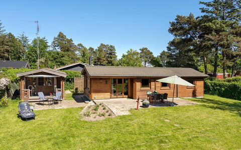 Agda - 100M from the Sea: Haus, Hütte, Dach, Zuhause, Gartenbauten, Hinterhof, Garten, Garten, Blockhaus, Estate