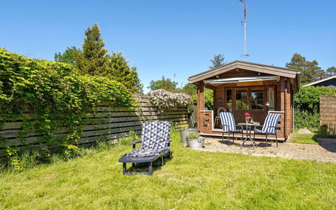 Agda - 100M from the Sea: Strauch, Hütte, Haus, Garten, Dach, Zuhause, Grundstueck, Gartenbauten, Rasen, Schatten