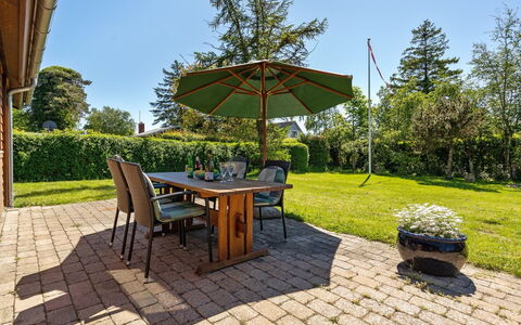Agda - 100M from the Sea: Möbel, Gartenmöbel, Tabelle, Stuhl, Strauch, Garten, Tisch Im Freien, Grundstueck, Schatten, Rasen