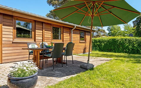 Agda - 100M from the Sea: Holz, Hartholz, Hütte, Holzbeize, Garten, Abstellgleis, Planke, Gartenbauten, Tisch Im Freien, Landscaping