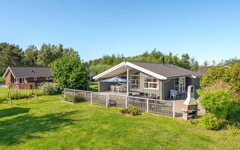 Karoliina - 900M from the Sea: Dach, Haus, Grundstueck, Zuhause, Hütte, Estate, Gartenbauten, Schatten, Blockhaus, Landscaping