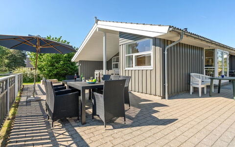 Karoliina - 900M from the Sea: Dach, Haus, Grundstueck, Zuhause, Hütte, Estate, Gartenbauten, Schatten, Blockhaus, Landscaping