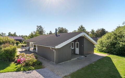 Karoliina - 900M from the Sea: Dach, Haus, Grundstueck, Zuhause, Hütte, Estate, Gartenbauten, Schatten, Blockhaus, Landscaping