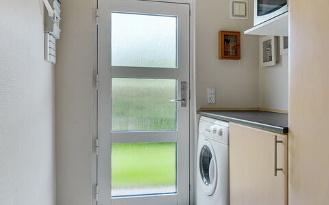 Gull - 150M from the Sea: Flooring, Fussboden, Interior Design, Zimmer, Tür, Waschmaschine, Major Appliance, Wäschetrockner, Holzbeize, Wäschekammer