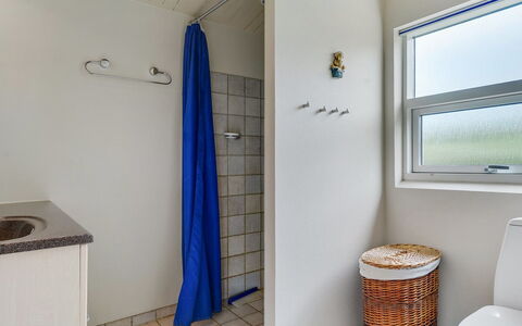 Gull - 150M from the Sea: Flooring, Fussboden, Armatur, Interior Design, Badezimmer, Decke, Zimmer, Toilette, Installation, Toilleten Sitz