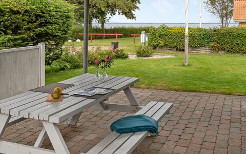 Gull - 150M from the Sea: Möbel, Gartenmöbel, Außenbank, Tabelle, Tisch Im Freien, Picknicktisch, Bank, Schatten, Garten, Stuhl