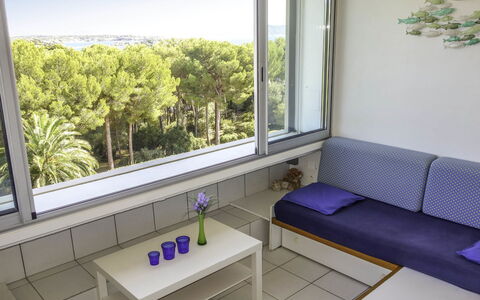 Bandol 230: Eigentum, Möbel, Fenster, Azurblau, Grün, Blau, Interior Design, Couch, Pflanze