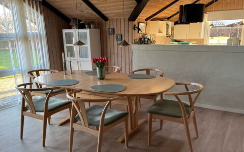 Thorgot - 400M from the Sea: Möbel, Flooring, Interior Design, Holz, Fussboden, Esszimmer, Küche & Esszimmer Tisch, Stuhl, Tabelle, Holzboden