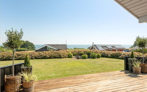 Fridtjof - 100M from the Sea: Himmel, Schatten, Deck, Ozean, Eco Hotel, Hartholz, Planke, Walkway, Holzboden, Landscaping