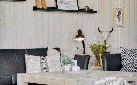 Fridtjof - 100M from the Sea: Möbel, Interior Design, Wohnzimmer, Flooring, Zuhause, Couch, Fussboden, Zimmer