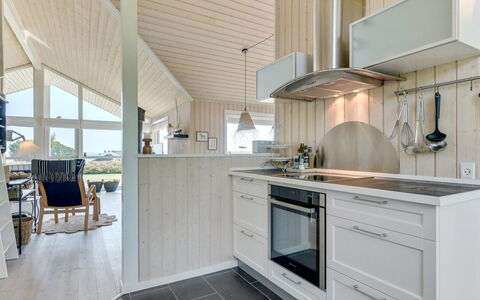 Fridtjof - 100M from the Sea: Holz, Decke, Flooring, Interior Design, Küche, Fussboden, Countertop, Zuhause, Möbel, Holzboden