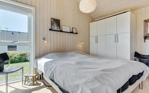 Fridtjof - 100M from the Sea: Holz, Schlafzimmer, Decke, Bett, Interior Design, Flooring, Fussboden, Bettdecke, Bedding, Möbel