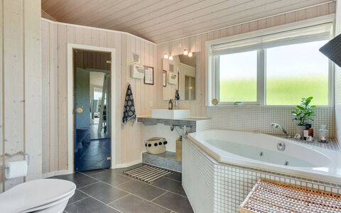 Fridtjof - 100M from the Sea: Armatur, Interior Design, Flooring, Decke, Fussboden, Installation, Zapfhahn, Badezimmer, Sinken, Zuhause