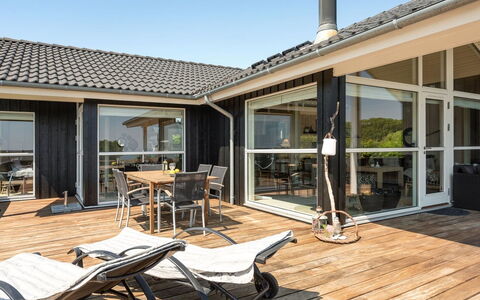 Fridtjof - 100M from the Sea: Holz, Zuhause, Dach, Tür, Veranda, Deck, Hartholz, Holzboden, Hütte, Schatten