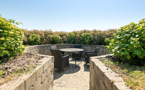 Fridtjof - 100M from the Sea: Garten, Gartenmöbel, Steinwand, Landscaping, Flagstone, Hinterhof, Garten, Tisch Im Freien, Hecke, Terrasse