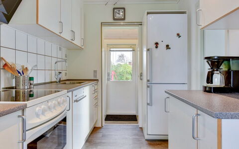 Cenia - 450M from the Sea: Küchengerät, Major Appliance, Küche, Flooring, Countertop, Holz, Interior Design, Fussboden, Decke, Kühlschrank